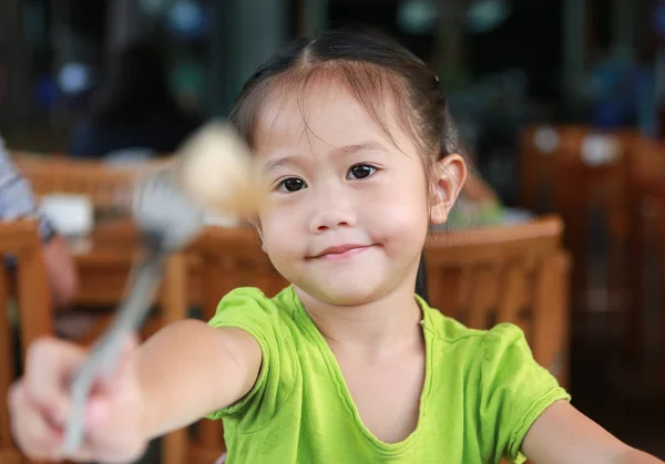 Aziatische Meisje Restaurant Ontbijten Met Uitziende Camera Glimlachen — Stockfoto