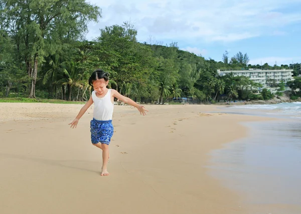 Niña Feliz Corriendo Playa —  Fotos de Stock