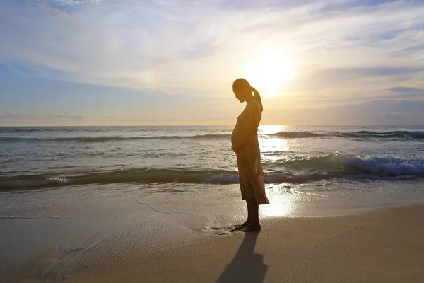 Σιλουέτα Έγκυος Γυναίκα Στέκεται Στην Παραλία Στο Ηλιοβασίλεμα — Φωτογραφία Αρχείου