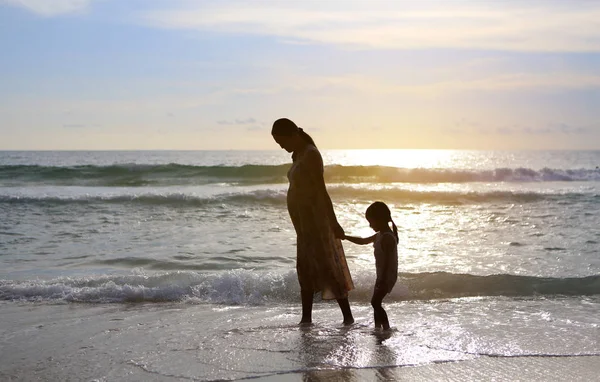 Silhouette Madre Figlia Che Camminano Insieme Sulla Spiaggia Tramonto — Foto Stock
