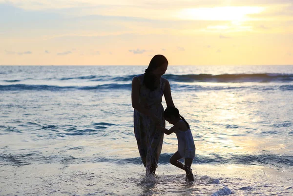 Σκιαγραφία Μητέρα Και Κόρη Που Τρέχει Στην Παραλία Και Στο — Φωτογραφία Αρχείου