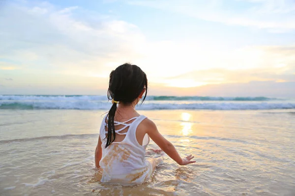 Vista Trasera Chica Asiática Sentada Jugando Arena Playa Atardecer — Foto de Stock