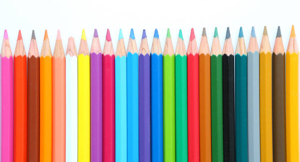 цветные карандаши на белом фоне