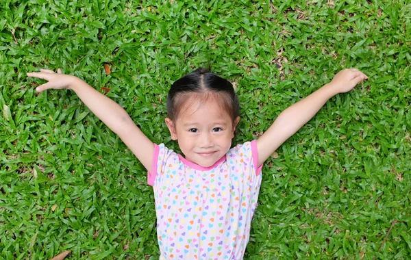 Pouco Menina Asiática Descansando Grama Verde Parque Infância Feliz — Fotografia de Stock