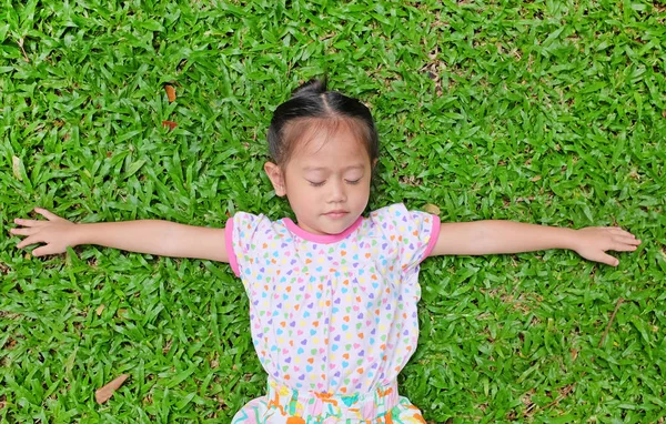 Pequeña Chica Asiática Descansando Sobre Hierba Verde Parque Feliz Infancia —  Fotos de Stock