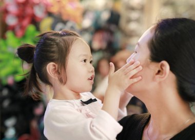 Soyut mutlu sevgi dolu aile.