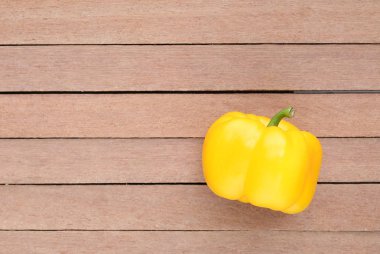 Ahşap arka plan üzerinde kopya alanı ile sarı dolmalık biber.