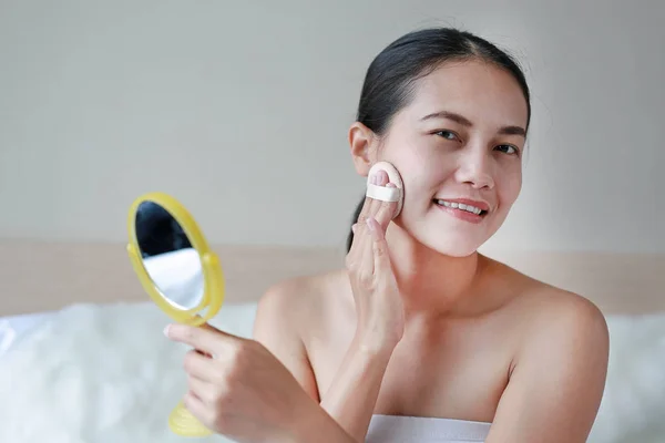 Skönhet Asiatisk Kvinna Tillämpa Makeup Med Svamp Powder Puff Kvinna — Stockfoto