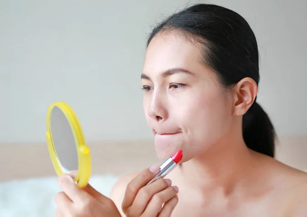 Retrato Una Hermosa Mujer Que Aplica Lápiz Labial Concepto Belleza — Foto de Stock