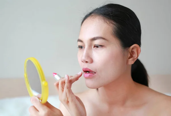 Portret Van Mooie Vrouw Lippenstift Toe Passen Beauty Concept — Stockfoto