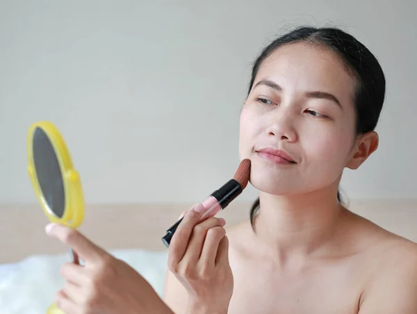 Retrato Atraente Jovem Mulher Adulta Aplicando Blusher — Fotografia de Stock