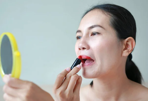 Retrato Una Hermosa Mujer Que Aplica Lápiz Labial Concepto Belleza — Foto de Stock