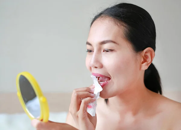 Retrato Una Hermosa Mujer Limpiándose Lápiz Labial Boca Con Papel —  Fotos de Stock