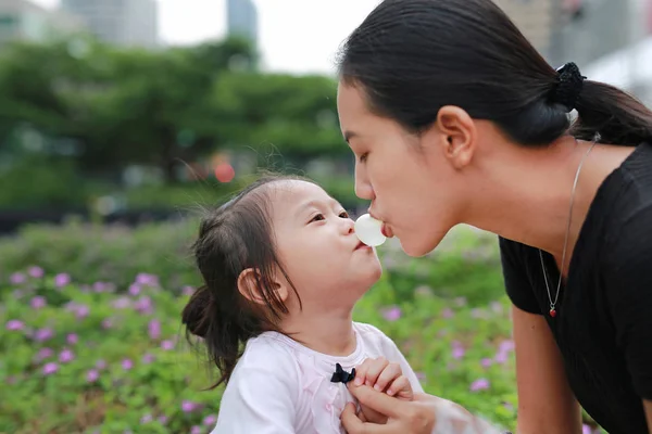 Ibu Dan Anak Perempuan Berciuman Permen Karet Keluarga Yang Bahagia — Stok Foto