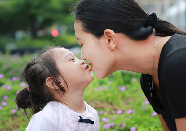 Keluarga Yang Bahagia Ibu Dan Anak Perempuan Berciuman — Stok Foto