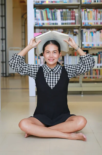 Ung Asiatisk Kvinna Placera Bok Huvudet Biblioteket — Stockfoto