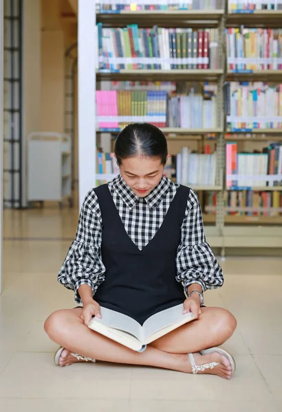 Jonge Aziatische Vrouw Lezing Boek Bibliotheek — Stockfoto