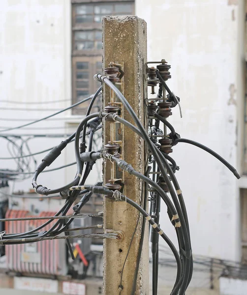 Elektrik direği ve tel kapat