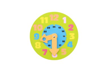 siyah arka plan üzerine izole oyuncak saat 8,30 (yarı geçmiş sekiz) saat yuvarlak