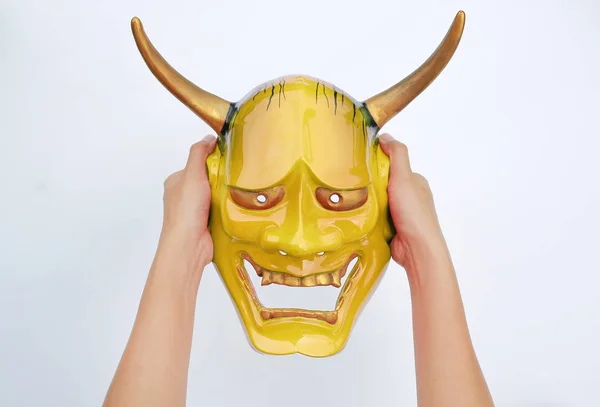 Manos Sosteniendo Máscara Kabuki Amarilla Sobre Fondo Blanco —  Fotos de Stock