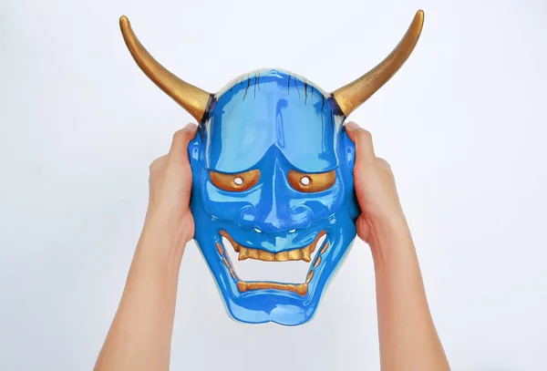 Händer Som Håller Blå Kabuki Mask Vit Bakgrund — Stockfoto