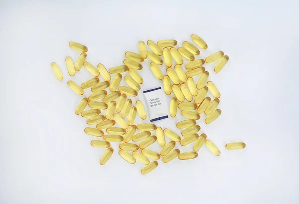Tobolky Žluté Rybího Tuku Vysoušedlem Silikagel Bílém Pozadí — Stock fotografie
