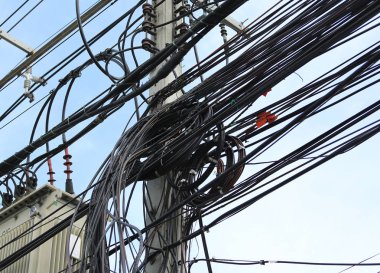 Bir elektrik direği dolaşık tel
