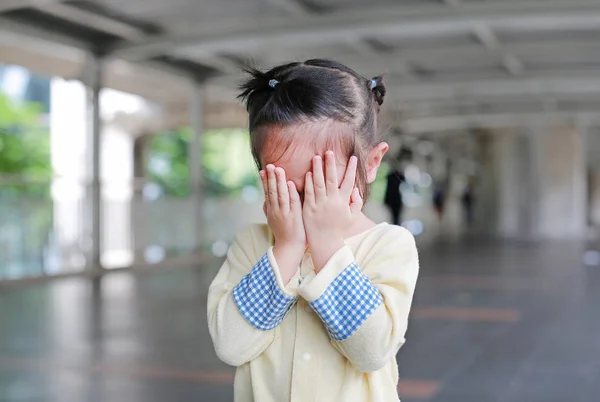 Asiatico Bambina Coprire Suo Viso Con Sue Mani — Foto Stock