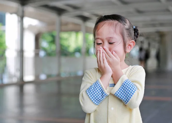 Piccola Ragazza Asiatica Che Copre Bocca Naso Con Mani — Foto Stock