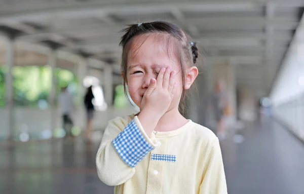 Asiatico Bambina Cover Suo Faccia Con Suo Mano — Foto Stock