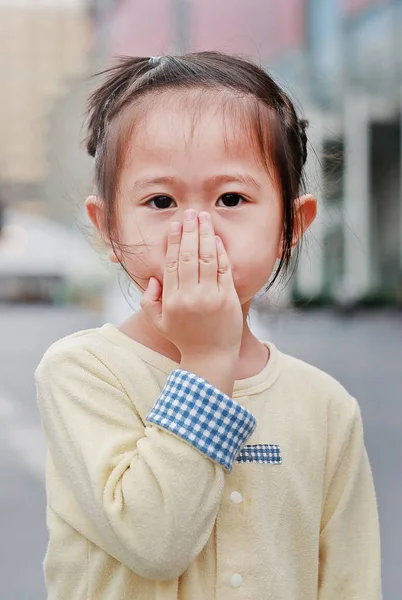 Liten Asiatisk Tjej Som Täcker Munnen Och Näsan Med Handen — Stockfoto