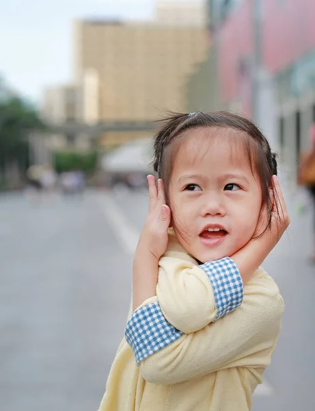 Dziecko Dziewczynka Zamykanie Jej Uszy Trzymając Ręce Pokrycie Uszy Nie — Zdjęcie stockowe