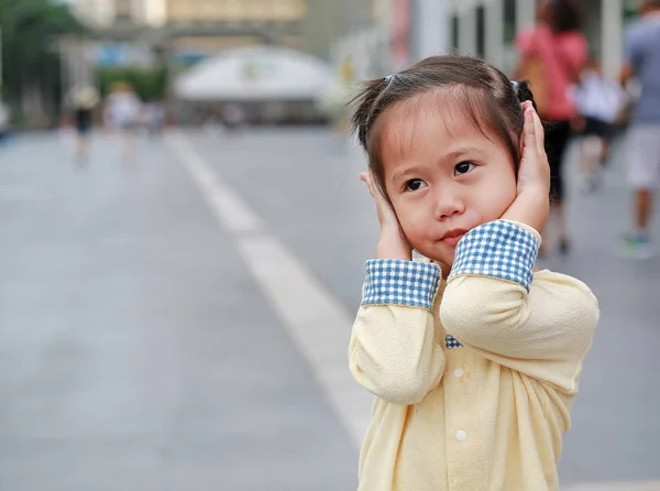 Gadis Kecil Menutup Telinganya Memegang Tangannya Untuk Menutupi Telinga Untuk — Stok Foto