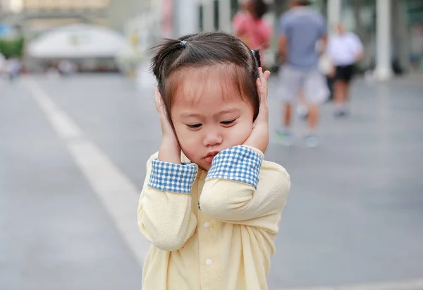 Dítě Dívka Vypínání Uši Držela Ruku Pokrytí Uši Neslyší — Stock fotografie