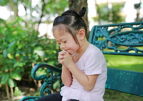 Little Child Girl Praying Garden — Stock Photo, Image