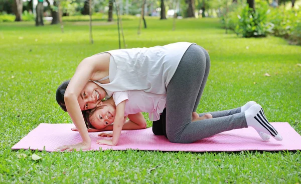 Mother Daughter Doing Exercise Garden — Stock Photo, Image