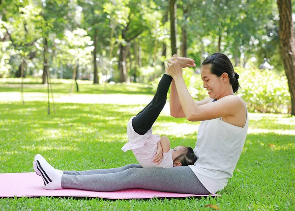 Mother Daughter Doing Exercise Garden — Stock Photo, Image