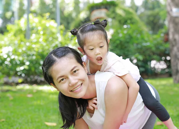 Menina Feliz Parte Trás Sua Mãe Jardim — Fotografia de Stock