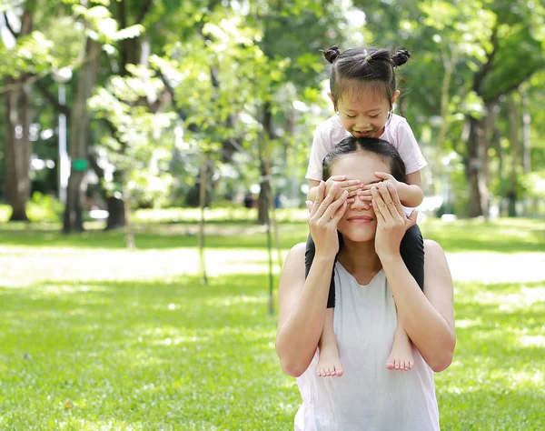 Anak Perempuan Bermain Naik Pada Ibu Leher Taman — Stok Foto