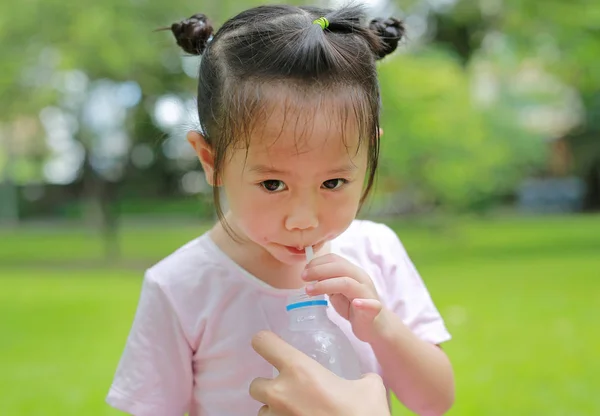 Menina Bebendo Água Parque Retrato Exterior — Fotografia de Stock