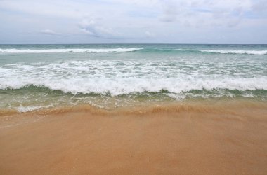 Dalga deniz manzara görünümünü plaj kum üzerinde.