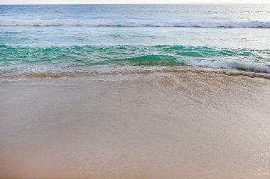 Kumlu sahilde denizin dalgası