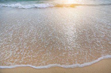 Sörf dalga deniz sahil kumu günbatımı ışığı ile koruyor