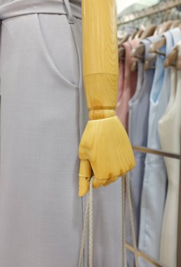 Ahşap bebek alışveriş torbası ipi tutan el