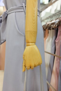 Ahşap bebek alışveriş torbası ipi tutan el