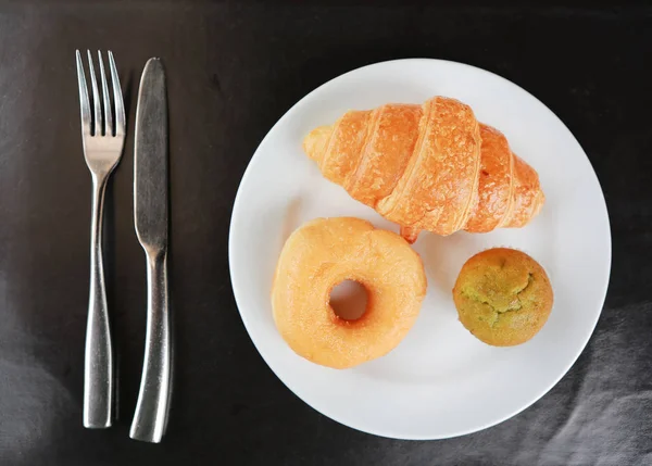 Croissant Brotblech Und Muffin Weißem Teller — Stockfoto