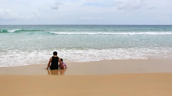 Padre Figlia Seduti Sulla Spiaggia Guardare Mare Estate Concetto Famiglia — Foto Stock