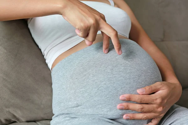 Palce Natrafienia Brzuch Ciąży — Zdjęcie stockowe