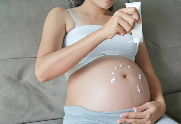 Έγκυος Γυναίκα Εφαρμογή Κρέμας Στο Δέρμα Της Κοιλιάς Ενυδατώνει Ξηρό — Φωτογραφία Αρχείου