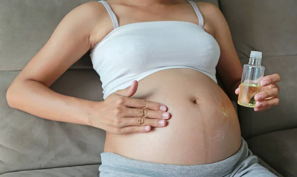 Έγκυος Γυναίκα Εφαρμογή Κρέμας Στο Δέρμα Της Κοιλιάς Ενυδατώνει Ξηρό — Φωτογραφία Αρχείου